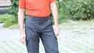 Mittelalter Mann in rotem Funktionshirt und wasserfester schwarzer Hose | Bild: Benedikt Angermeier/ ifp