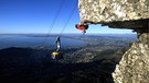 Ein junger Mann klettert kopfüber. | Bild: picture-alliance/dpa