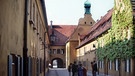 Außenansicht der Fuggerei in Augsburg | Bild: picture-alliance/dpa