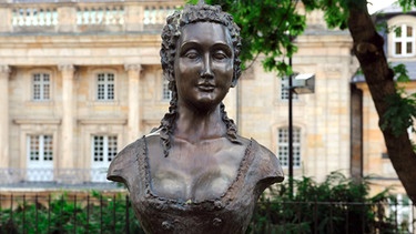 Büste der Markgräfin Wilhelmine vor Bayreuther Opernhaus | Bild: picture-alliance/dpa