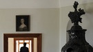 Ein Besucher geht durch die Räume von Burg Prunn | Bild: picture-alliance/dpa