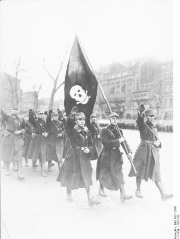Die Totenkopf-Brigade der SA bei einem Aufmarsch in Braunschweig | Bild: Bundesarchiv, Bild 102-13376 / Fotograf: o.A. / Lizenz CC-BY-SA