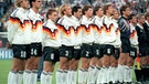 Die deutsche Fußball-Nationalmannschaft vor dem ersten WM-Spiel 1990 | Bild: picture-alliance/dpa