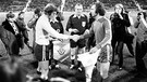 Europapokal 1973: Die Kapitäne Frank Ganzera (Dynamo Dresden, links) und Franz Beckenbauer (FC Bayern München) | Bild: picture-alliance/dpa