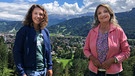 Von links: Laura Dahlmeier und Marianne Kreuzer vor der Kriegergedächtniskapelle in Garmisch-Partenkirchen. | Bild: BR/Michael Kühnel