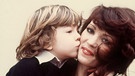 Iris Berben 1977 mit Sohn Oliver | Bild: picture-alliance/dpa
