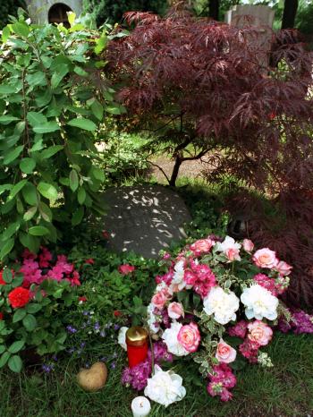 Grab von Rainer Werner Fassbinder auf dem Münchner Friedhof in Bogenhausen | Bild: picture-alliance/dpa