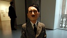 "Betender Hitler" von Maurizio Cattelan | Bild: picture-alliance/dpa