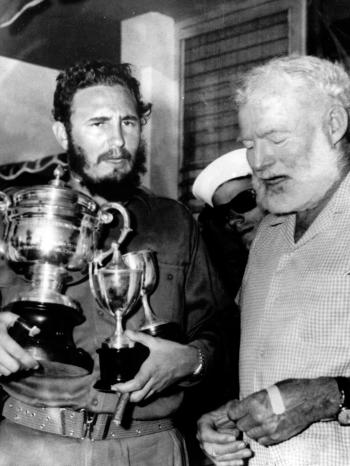 Fidel Castro und Ernest Hemingway 1960 nach einem Wettfischen | Bild: picture-alliance/dpa