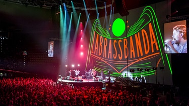 Konzertkulisse von LaBrassBanda in der Münchener Olympiahalle | Bild: BR/Sony Music Entertainment Germany GmbH/Stefan Bausewein