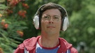 Ryan O'Connell spaziert an blühenden Büschen vorbei in einer Szene seiner autobiografischen Serie "Special" | Bild: Netflix