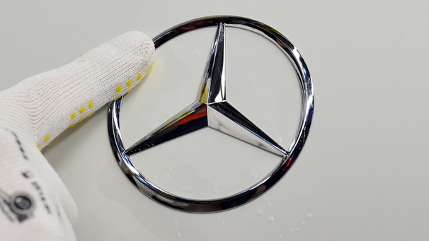 Ein Mercedesstern wird an einer Mercedes-Benz A-Klasse angebracht  | Bild: picture-alliance/dpa