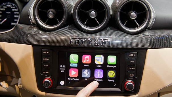 Apples Connected-Car-Plattform Carplay auf dem Display eines Autos | Bild: picture-alliance/dpa