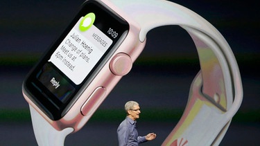 Apple-Chef Tim Cook stellt eine neue Apple Watch in Roségold vor | Bild: Reuters (RNSP)