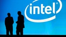Zwei Männer vor dem Intel-Firmenlogo | Bild: picture-alliance/dpa