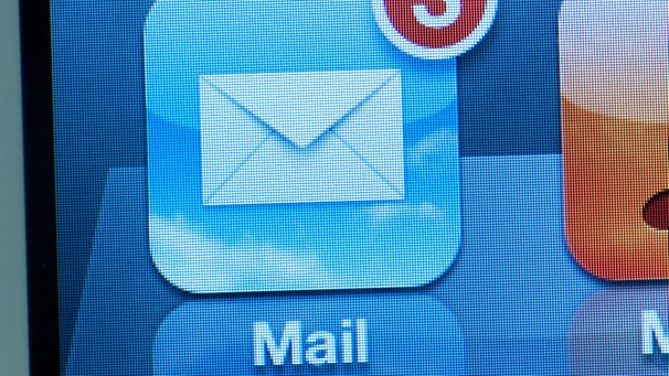 Ein E-Mail-Symbol ist auf dem Display eines iPhone zu sehen | Bild: picture-alliance/dpa