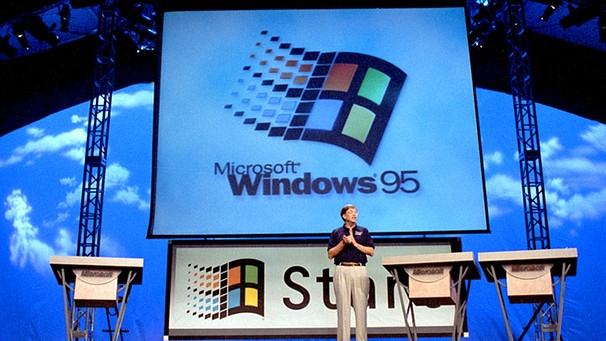 Microsoft-Chef Bill Gates 1995 bei einer Präsentation des Betriebssystems Windows 95: Ab der dritten Version, Windows 95b, war der Internet Explorer bereits in der Installation des Betriebssystems enthalten. | Bild: picture-alliance/dpa