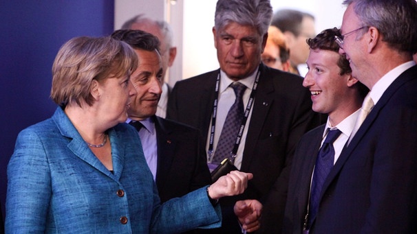 Vom Nerd zum Mann von Welt: Facebook-Gründer Mark Zuckerberg (2. v. r.) ist heute ein gefragter Gast - hier beim G8-Gipfel im Mai 2011 im französischen Deauville, mit Bundeskanzlerin Merkel und Frankreichs Ex-Staatschef Nicolas Sarkozy.,  | Bild: picture-alliance/dpa