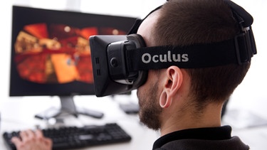 Archiv: Besucher der GamesCom 2014 spielen mit einer VR-Brille | Bild: picture-alliance/dpa