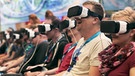 Fachbesucher machen in Köln auf der Spielemesse Gamescom mit einer VR-Brille eine vierdimensionale Achterbahnfahrt.  | Bild: picture-alliance/dpa
