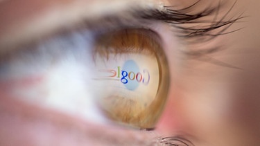 Google-Logo spiegelt sich in einem Auge | Bild: picture-alliance/dpa