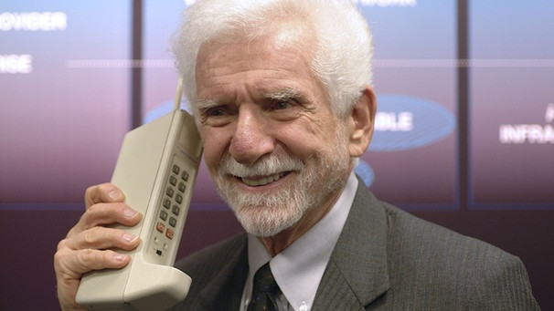 Martin Cooper, Erfinder der Mobiltelefone, posiert 2009 mit einem der ersten Handys. | Bild: picture-alliance/dpa