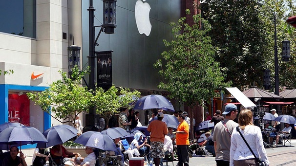 Kunden lagern vor einem Apple-Geschäft in Los Angeles und warten auf den Verkaufsstart des ersten Apple-Handys in den USA am 29. Juni 2007. | Bild: picture-alliance/dpa