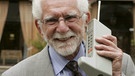 Martin Cooper, Erfinder der Mobiltelefone, posiert 2009 mit einem der ersten Handys. | Bild: picture-alliance/dpa