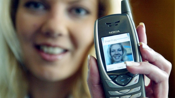 Im September 2002 stellt Nokia mit dem 6650 das weltweit erste UMTS-fähige Mobiltelefon für den Massenmarkt vor. | Bild: picture-alliance/dpa