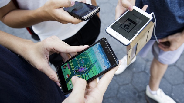 Drei Jugendliche spielen Pokémon Go übers Smartphone | Bild: picture-alliance/dpa