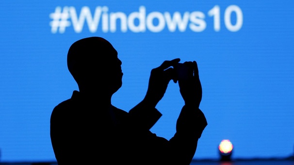 Ein Teilnehmer macht ein Foto während der Präsentation von Windows 10 | Bild: Reuters (RNSP)