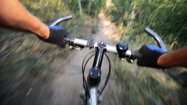 Blick über den Lenker eines Mountain-Bikes | Bild: colourbox.com