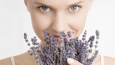 Frau riecht an Lavendel | Bild: colourbox.com