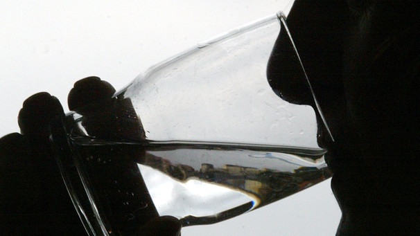 Frau trinkt Wasser aus einem Glas | Bild: picture-alliance/dpa