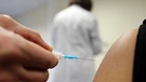 Patientin lässt sich gegen Grippe impfen. | Bild: picture-alliance/dpa