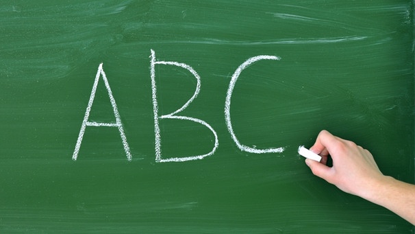 Auf einer Schultafel steht 'ABC' mit Kreide | Bild: colourbox.com