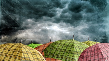 Wolken und Regenschirme | Bild: colourbox.com