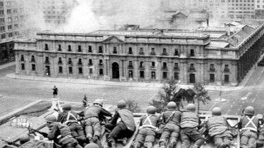 Pinochets Militärputsch in Chile 1973: Beschießung der Moneda in Santiago | Bild: picture-alliance/dpa