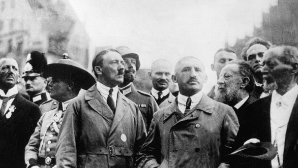 Adolf Hitler und Julius Streicher 1923 beim "Deutschen Tag" in Nürnberg | Bild: picture-alliance/dpa