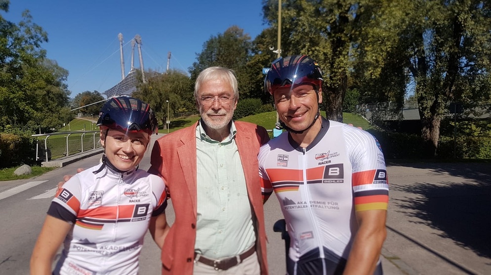 Neurobiologe Gerald Hüther mit den Amateur-Radrennfahrer Nicole Bauer und Sven Ole Müller | Bild: BR