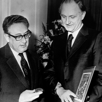 Henry Kissinger (links) erhält 1973 den Friedensnobelpreis | Bild: picture-alliance/dpa