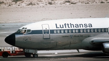 Die von vier Terroristen gekaperte Lufthansa-Boeing "Landshut" steht im Oktober 1977 auf dem Rollfeld des Flugplatzes in Dubai. | Bild: dpa - Fotoreport