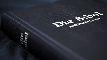 Eine neue Luther Bibel wurde in Wittenberg vorgestellt.  | Bild: picture-alliance/dpa