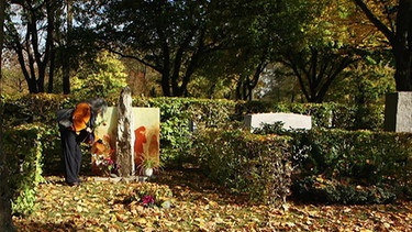 Grabstein im Herbst | Bild: BR