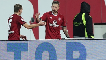 Guido Burgstaller (r) jubelt mit seinem Kollegen Laszlo Sepsi über seinen Treffer zum 1:0.  | Bild: dpa-Bildfunk
