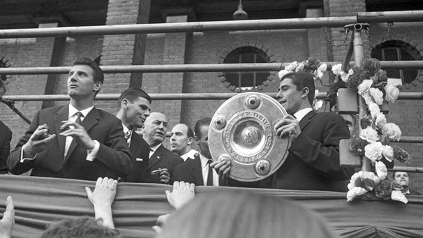1. FC Köln feiert Deutsche Fußballmeisterschaft 1963/64 | Bild: picture-alliance/dpa