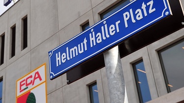 Schild "Helmut-Haller-Platz" vor dem Augsburger Stadion | Bild: picture-alliance/dpa