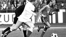 Helmut Haller am Ball im Spiel FC Augsburg - Karlsruher SC am 5.10.1974 | Bild: picture-alliance/dpa