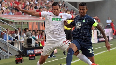 Augsburgs Raul Bobadilla (l) und Ricardo Rodriguez von Wolfsburg kämpfen um den Ball.  | Bild: dpa-Bildfunk