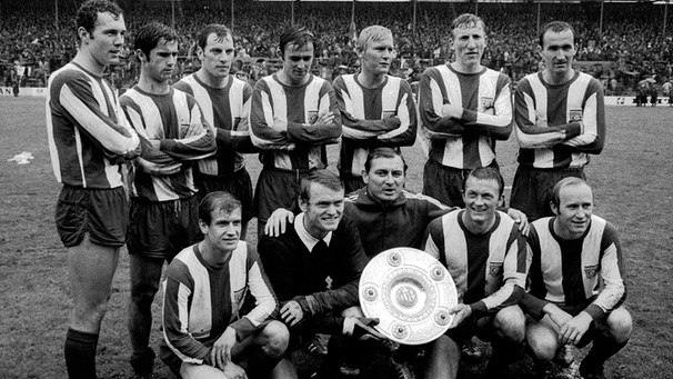  Die Spieler des FC Bayern München stellen sich nach dem Gewinn der deutschen Fußballmeisterschaft am 07.06.1969 im heimischen Grünwalder Stadion zum Mannschaftsbild auf | Bild: picture-alliance/dpa